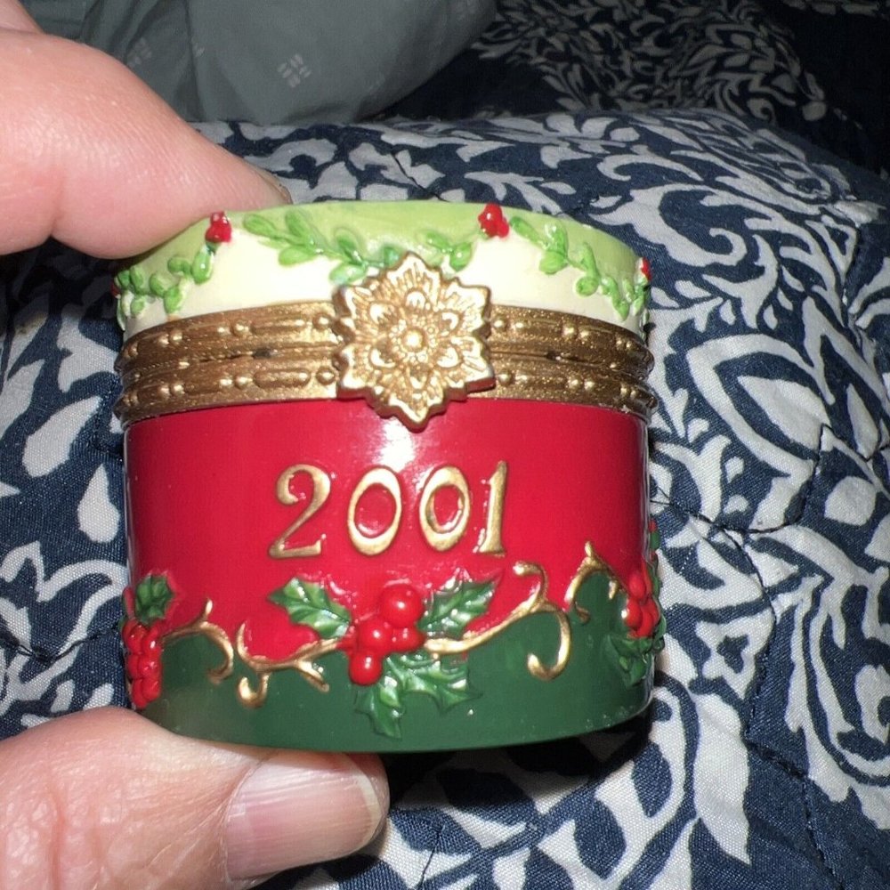 Dillards 2001 Holly Berries Christmas Round Hinged Trinket Box